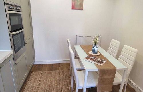 Witney House | Witney Cotswolds: Comfortable 2-Bedroom Home for 4 Guests