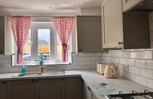 Witney House | Witney Cotswolds: Comfortable 2-Bedroom Home for 4 Guests