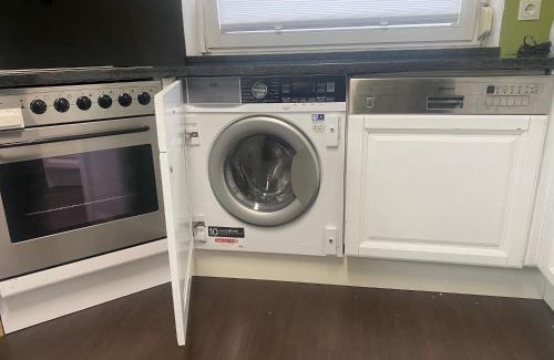 Laakirchen Apartment | Wohnung im Grünen am Stadtrand, 50 m2, eigener Garten mit Terrasse, eigener Eingang, kostenloses Parken