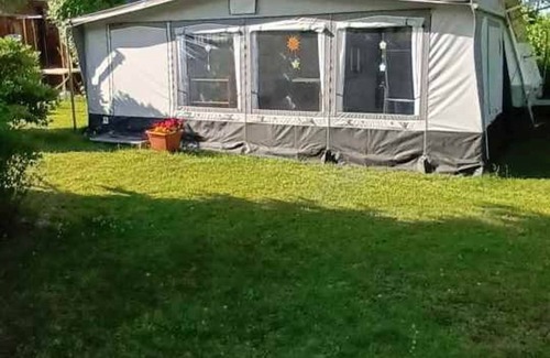 Fleeth House | Wohnwagen mit Großem Vorzelt