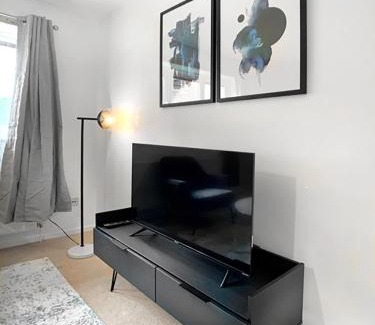 Wokingham Apartment | Wokingham - 2 Bedroom Maisonette - With Parking