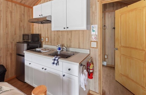 Coram Cabin | Wolf Den Cabin! 6 miles to Glacier!