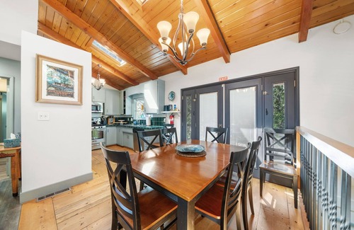 Idyllwild House | Wolf's Creek: Hot tub, On the Creek!