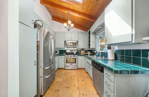 Idyllwild House | Wolf's Creek: Hot tub, On the Creek!