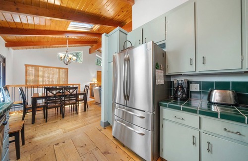 Idyllwild House | Wolf's Creek: Hot tub, On the Creek!