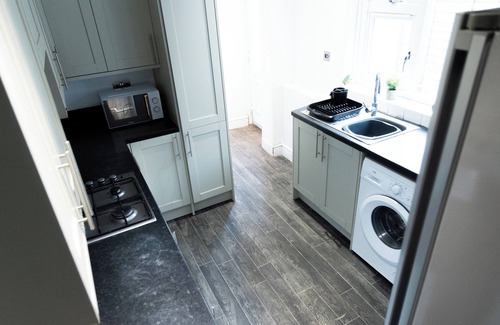Wolverhampton House | Wolverhampton - 4 Bed House - Free Parking