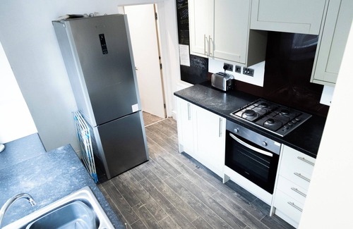 Wolverhampton House | Wolverhampton - 4 Bed House - Free Parking