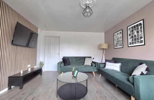 Wolverhampton House | Wolverhampton Long Stay Ready - 4 Bed, 2.5 Bath, Parking, Smart TV's & Wi-fi