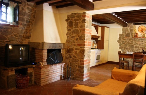 Civitella in Val di Chiana Villa | Wonderful private villa with private pool, WIFI, TV, pets allowed and parking, close to Arezzo