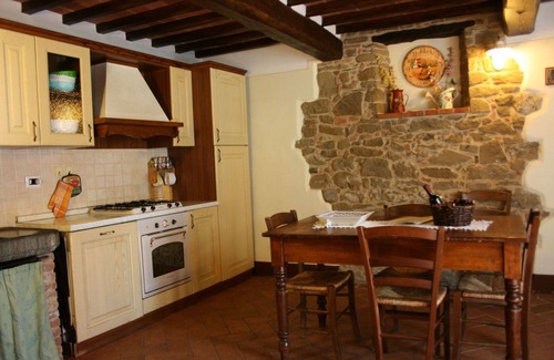 Civitella in Val di Chiana Villa | Wonderful private villa with private pool, WIFI, TV, pets allowed and parking, close to Arezzo