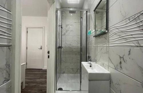 Liverpool House | Wonderful 6-bedroom 6 bathroom townhouse ,near Liverpool City Center.