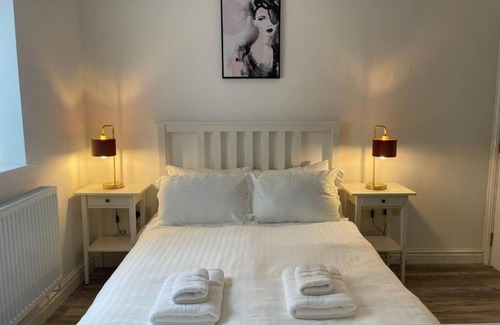 Liverpool House | Wonderful 6-bedroom 6 bathroom townhouse ,near Liverpool City Center.