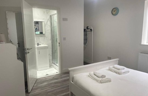 Liverpool House | Wonderful 6-bedroom 6 bathroom townhouse ,near Liverpool City Center.