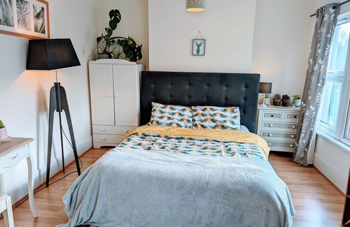 Harringay House | Wonderful 6 king bed 2.5 bath Victorian home with character in central London
