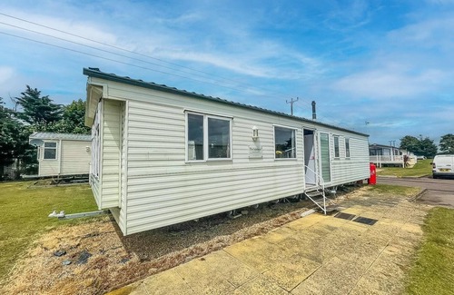 Clacton-on-Sea House | Wonderful 8 berth caravan at Valley Farm nearby Clacton-on-Sea ref 46396V