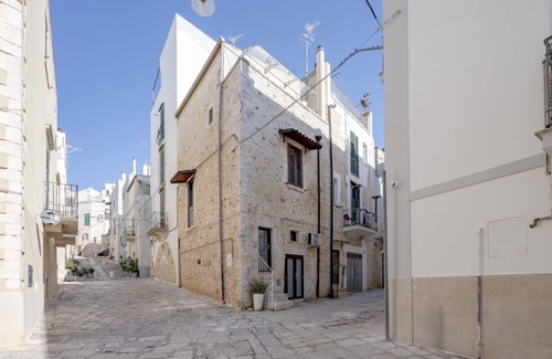 Conversano Apartment | Wonderful apartment of about 40 sqm, able to accommodate up to 4 people, located on the first and second floor of a building (NO elevator - several internal and external steps to climb).The property is located in Conversano, in the province of Bari, know