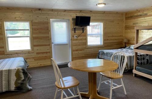 Moscow House | Wonderful Cabin that Sleeps 12 near the Cedar River in Letts, Iowa