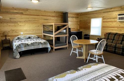 Moscow House | Wonderful Cabin that Sleeps 12 near the Cedar River in Letts, Iowa