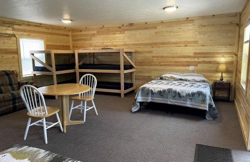 Moscow House | Wonderful Cabin that Sleeps 12 near the Cedar River in Letts, Iowa