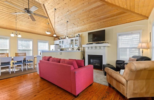 Lincoln Beach House | Wonderful Coastal Retreat, Hot-tub, Open Layout, Steps Away From Beach, Fireplace, BBQ, Ocean Views