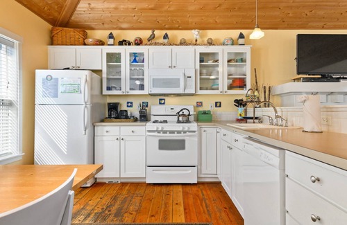 Lincoln Beach House | Wonderful Coastal Retreat, Hot-tub, Open Layout, Steps Away From Beach, Fireplace, BBQ, Ocean Views