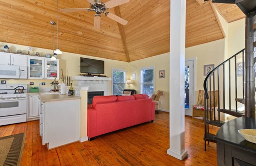 Lincoln Beach House | Wonderful Coastal Retreat, Hot-tub, Open Layout, Steps Away From Beach, Fireplace, BBQ, Ocean Views