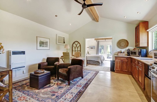 El Verano Cottage | Wonderful, Comfortable, one-BRM Cottage Minutes to Sonoma Square w/Private Patio