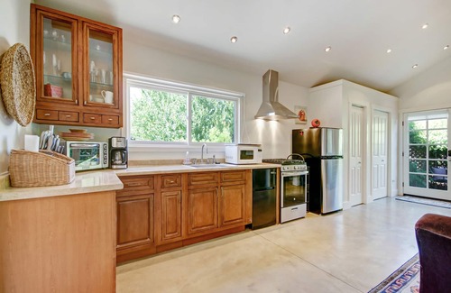 El Verano Cottage | Wonderful, Comfortable, one-BRM Cottage Minutes to Sonoma Square w/Private Patio