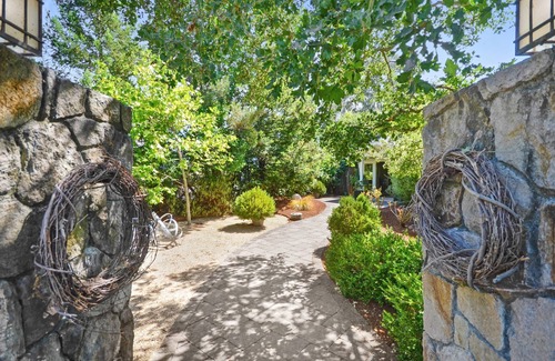 El Verano Cottage | Wonderful, Comfortable, one-BRM Cottage Minutes to Sonoma Square w/Private Patio