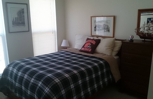 Lakeside Cottage | Wonderful Cottage at Cherry Park 2 Blocks from the Pool