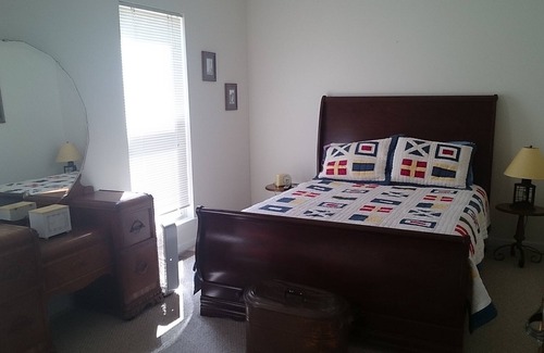 Lakeside Cottage | Wonderful Cottage at Cherry Park 2 Blocks from the Pool