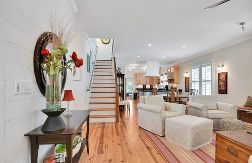 Southport House | Wonderful Cottage - Only 3 Blocks From Downtown Southport Shops and Dining! Outdoor Gas Fire Pit!