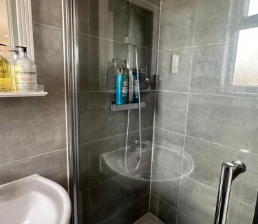 Raynes Park House | Wonderful Ensuite room In Wimbledon