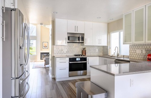 Foster City House | Wonderful Foster City 2BR w/Pool & Balcony, nr Parks, by Blueground