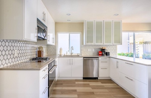Foster City House | Wonderful Foster City 2BR w/Pool & Balcony, nr Parks, by Blueground