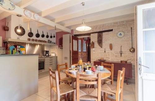 Mauze-sur-le-Mignon House | Wonderful private villa for 7 people with WIFI, private pool, TV, terrace, pets allowed and park.