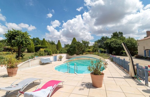 Mauze-sur-le-Mignon House | Wonderful private villa for 7 people with WIFI, private pool, TV, terrace, pets allowed and park.