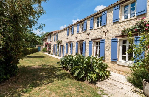 Mauze-sur-le-Mignon House | Wonderful private villa for 7 people with WIFI, private pool, TV, terrace, pets allowed and park.
