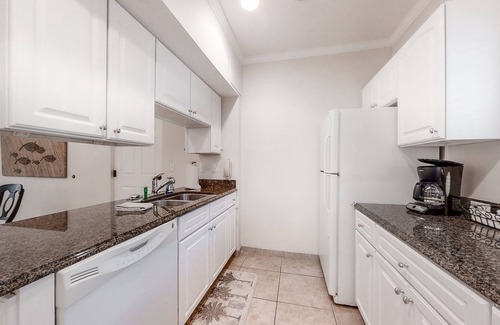 Fernandina Beach Condo | Wonderful Home Close to Beach w/Shared Pool, Free WiFi, Central AC, W/D