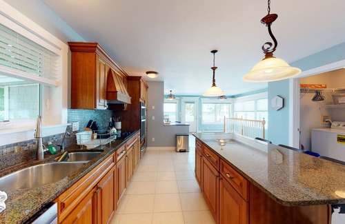 St. Albans House | Wonderful multi-level home right on lake with WiFi, private washer/dryer, & deck