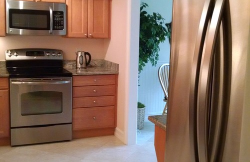 Central Naples Condo | Wonderful Naples, 2 Bed 2 Bath Condo, Close To Beaches, Retail And Restaurants