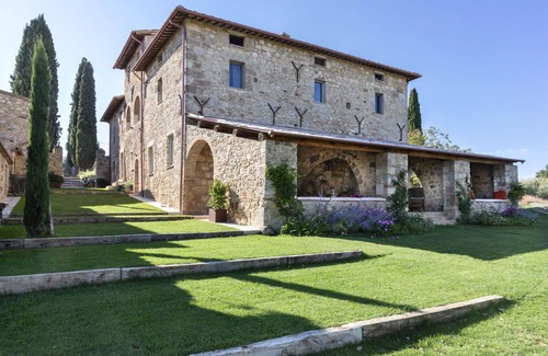 Sarteano Villa | Wonderful private villa with WIFI, hot tub, private pool, A/C, TV and patio, close to Montepulci.