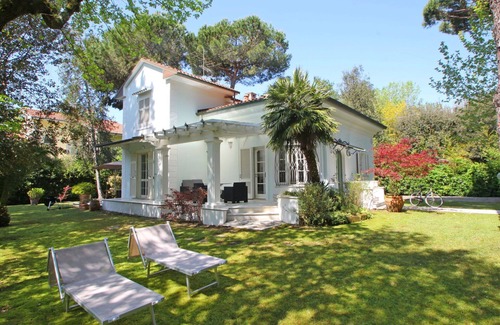 Poveromo Villa | Wonderful private villa with A/C, WIFI, TV, veranda and pets allowed, close to Forte Dei Marmi