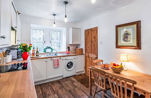 Invermoriston House | Wonderful private villa for 4 people with WIFI, TV and patio