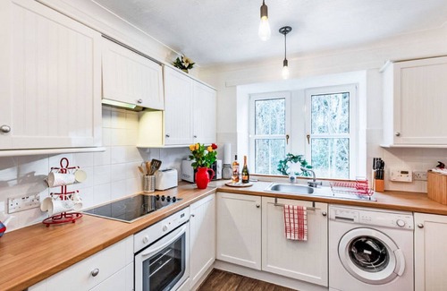 Invermoriston House | Wonderful private villa for 4 people with WIFI, TV and patio