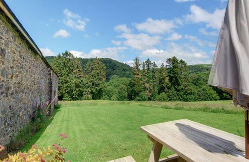 Umberleigh Villa | Wonderful private villa for 6 people with WIFI, TV, patio, pets allowed and parking