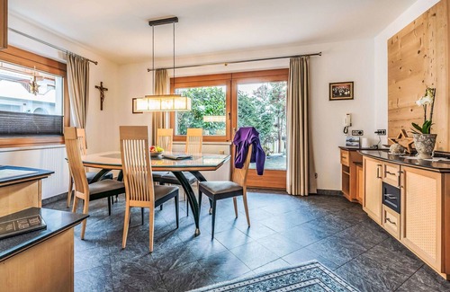 Eckartau Villa | Wonderful private villa for 12 people with WIFI, TV, patio and parking
