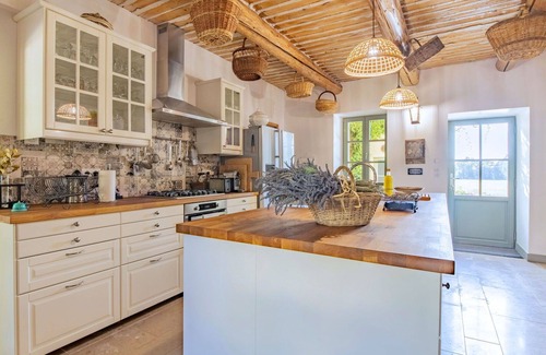 Cavaillon Villa | Wonderful private villa for 13 guests with A/C, WIFI, private pool, TV, terrace and parking