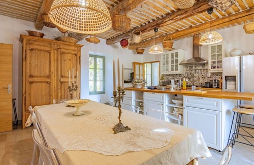 Cavaillon Villa | Wonderful private villa for 13 guests with A/C, WIFI, private pool, TV, terrace and parking