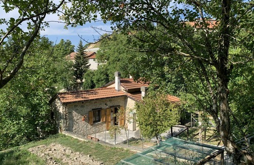 Corrubbio di Negarine House | Wonderful private villa for 6 guests with TV, patio and pets allowed